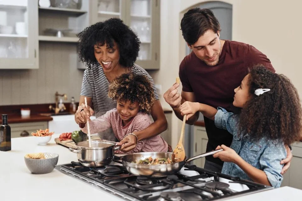 happy-family-cooking